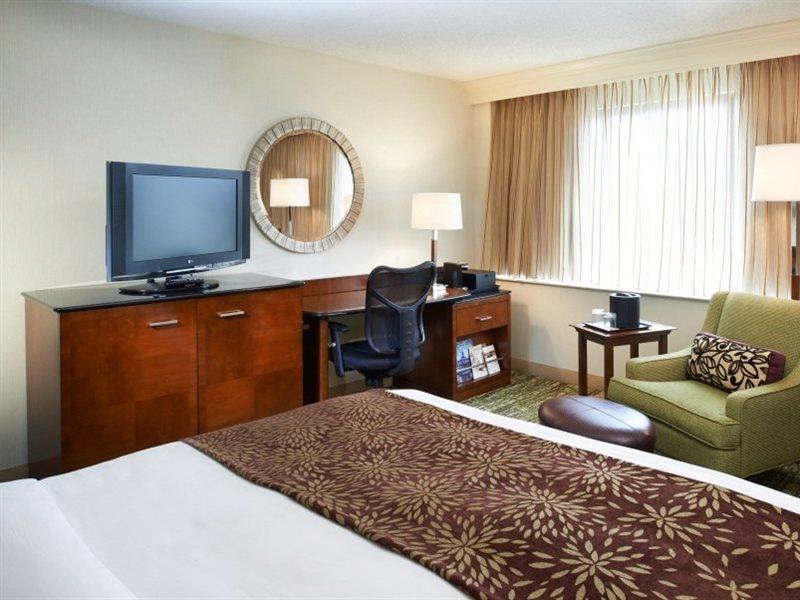 Detroit Marriott Livonia Hotel Bagian luar foto